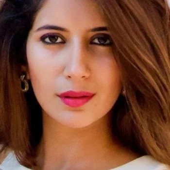 Ayn Zoya