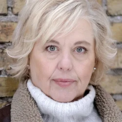Suzanne Axell